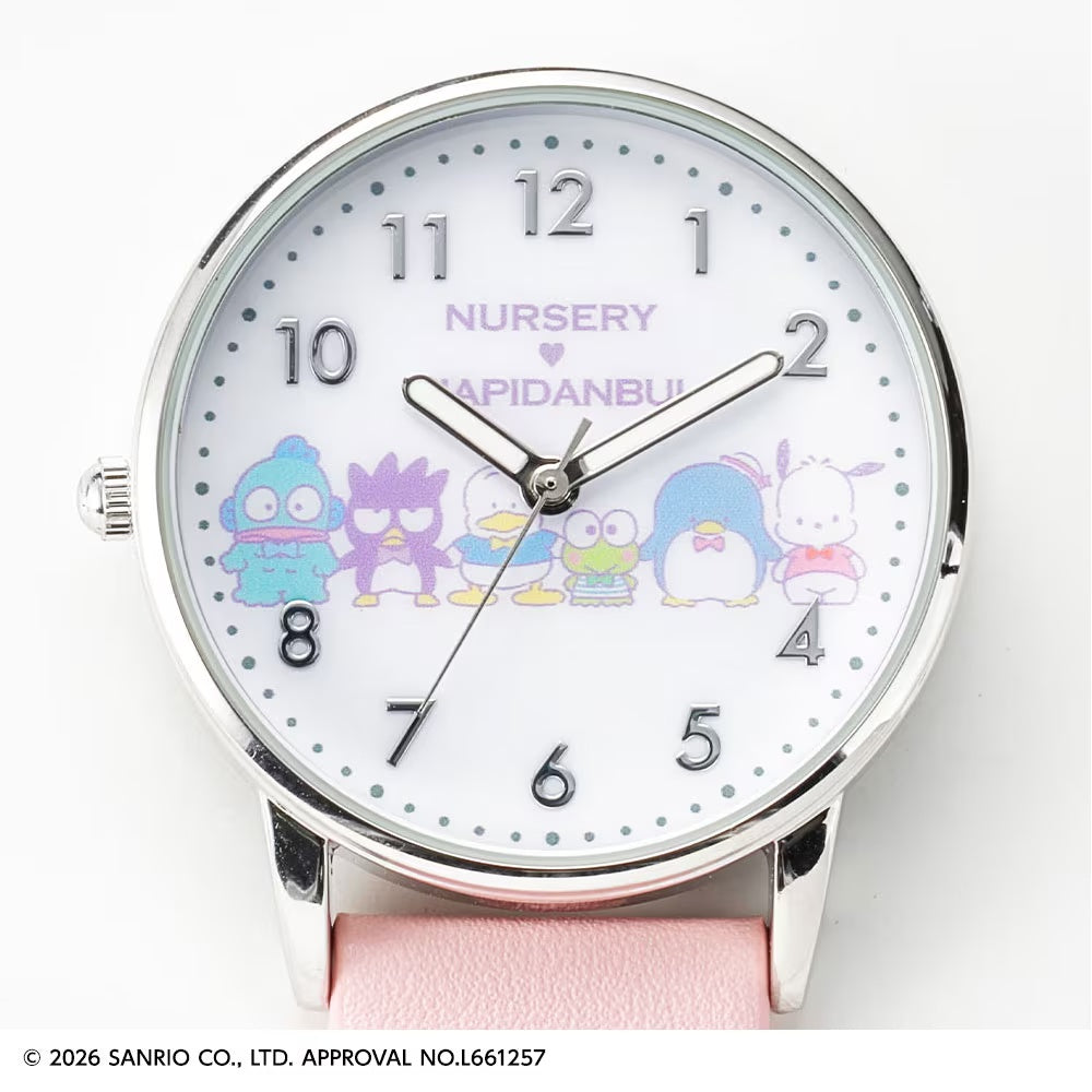 Sanrio Hapidanbui 登山扣護士錶錶面特寫,白色錶盤印有清晰大數字、細點刻度和一排 Hapidanbui 角色,配夜光時針與分針及秒針
